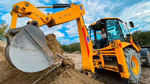Operate a Digger as a Diggerland adult experience day individual JCB Experience